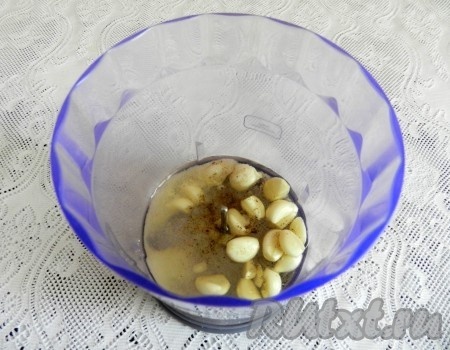 Чеснок очистить, смешать в блендере с маслом, солью и перцем в однородную массу.