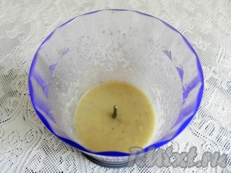 Чеснок очистить, смешать в блендере с маслом, солью и перцем в однородную массу.