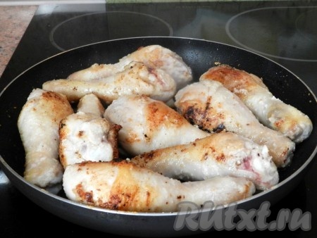 Затем обжарить голени на сковороде со всех сторон.