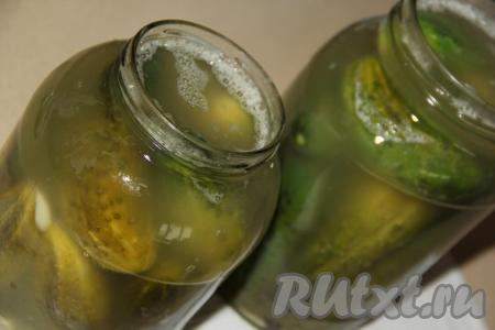 Залить банки с огурцами до самого верха горячим соляным раствором.