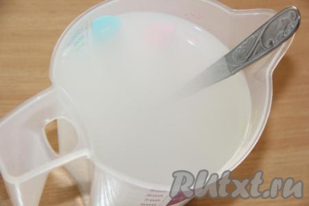 Для получения рассола нужно в фильтрованную воду всыпать соль и перемешивать до тех пор, пока кристаллики соли полностью не растворятся.