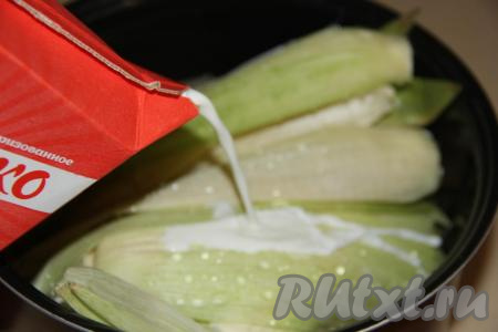 Затем влить молоко.