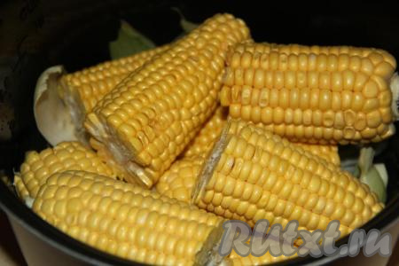 Выложить кусочки початков кукурузы в чашу мультиварки.