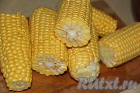 Разрезать каждый початок, в зависимости от размера, на две или три части.