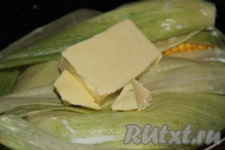 Выложить сливочное масло поверх листьев.