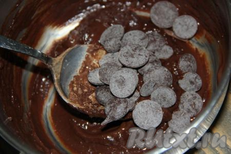 Добавить шоколад, поломанный на кусочки (я добавила капли шоколада).