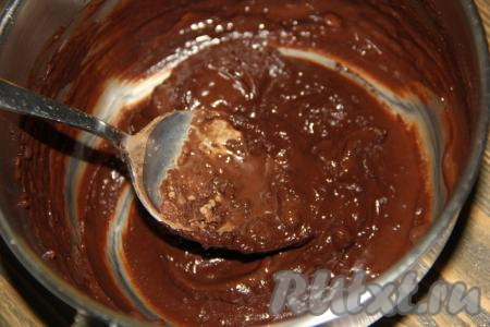 К смеси сахарной пудры и какао влить молоко, перемешать, поставить на небольшой огонь и, помешивая, прогреть до однородного состояния.