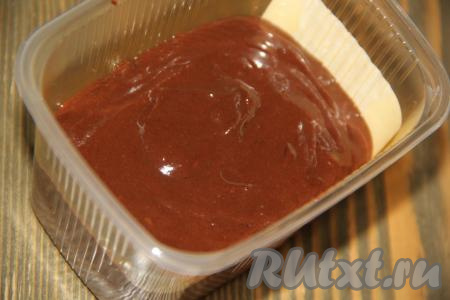 Выложить массу в лоток и поставить в морозилку на пару часов (до полного застывания). Перед подачей подержать получившееся шоколадное масло немного в холодильнике.