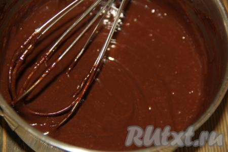 Хорошо перемешать венчиком. Масса получится гладкой и ровной.
