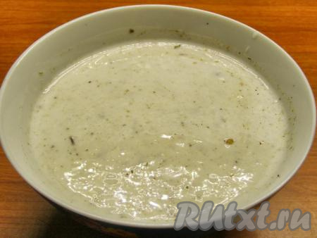 Для приготовления соуса в сметану кладём соль, специи и приправы по вкусу, вливаем воду, перемешиваем до однородности.