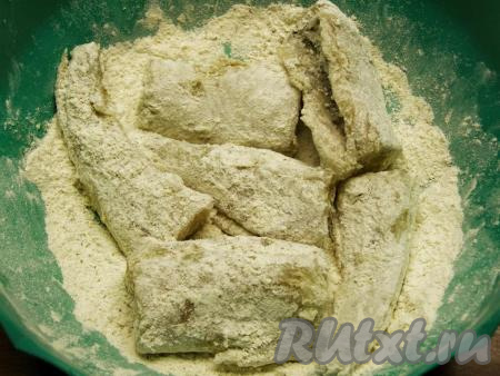Для приготовления панировки смешиваем муку и приправу для рыбы (если в составе приправы для рыбы нет соли, тогда добавьте ещё и соль). В получившейся панировке обваливаем кусочки наваги со всех сторон.