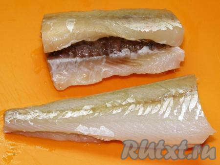 Сначала потрошим рыбу: отрезаем голову, разрезаем брюхо и удаляем внутренности. Затем срезаем плавники и снимаем кожу. Разрезаем каждую рыбину на две части, промываем прохладной водой и слегка просушиваем на бумажном полотенце.