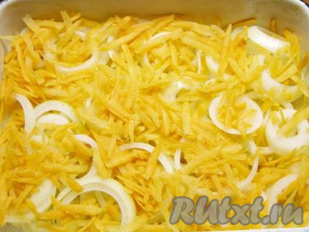 Натираем на крупной тёрке очищенную морковь и большую часть морковки кладём на лук.