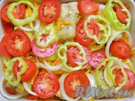 Нарезаем помидоры кружочками, а болгарский перец, очищенный от семян, режем кольцами и выкладываем в форму в произвольном порядке.