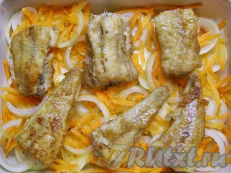 Выкладываем сверху кусочки наваги и прикрываем оставшимся луком и натёртой морковью.