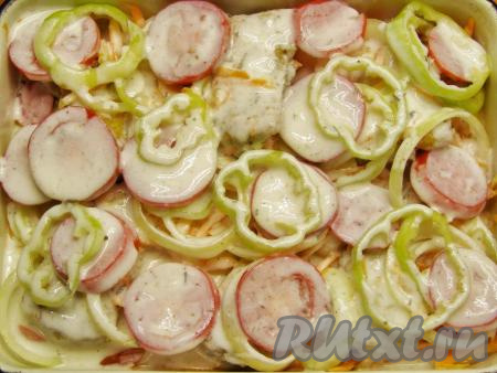 Равномерно заливаем приготовленным соусом навагу с овощами. Накрываем блюдо крышкой (или фольгой) и ставим в прогретую до 180 градусов духовку на 30 минут.