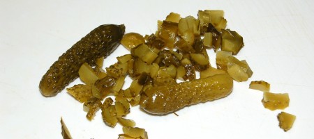 Нарезать мелкими кусочками маринованный огурчик.