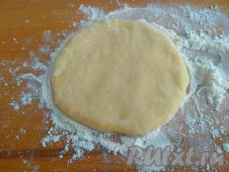 Расплющить тесто в лепёшку диаметром около 8 см, толщиной 0,8 см.