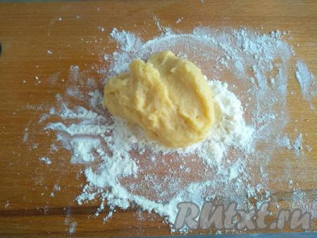На дощечку насыпать муку. Выложить 30-35 грамм теста, обвалять его в муке, придавая тесту округлую форму.