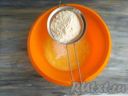 Всыпать разрыхлитель, ванилин и просеянную муку, перемешать лопаткой (или ложкой), замешивая липкое тесто.