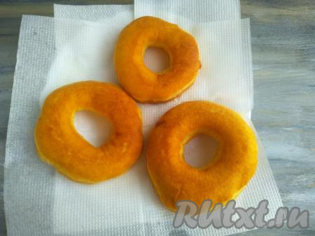 Готовые изделия выложить на бумажное полотенце для удаления излишков жира.