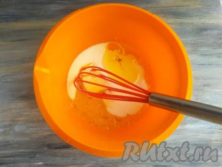 Сюда же влить кефир и 1 столовую ложку растительного масла, перемешать массу венчиком.