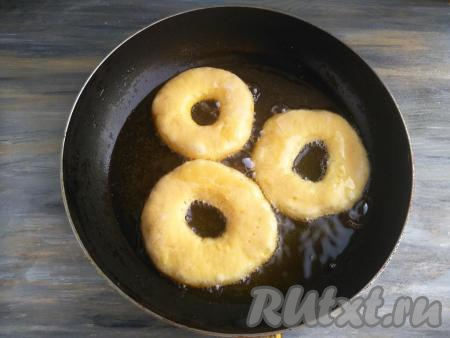 В сковороду влить растительное масло, разогреть его. Выложить заготовки пончиков&nbsp;в горячее масло.