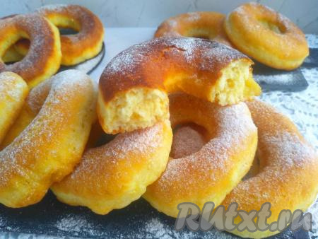 Пончики посыпать сахарной пудрой или украсить по желанию помадкой. У выпечки нежная, воздушная структура и хрустящая корочка. Пончики, приготовленные на сковороде из теста, замешанного на кефире без добавления дрожжей, получаются вкусными, сытными и отлично сочетаются с молоком или чаем.