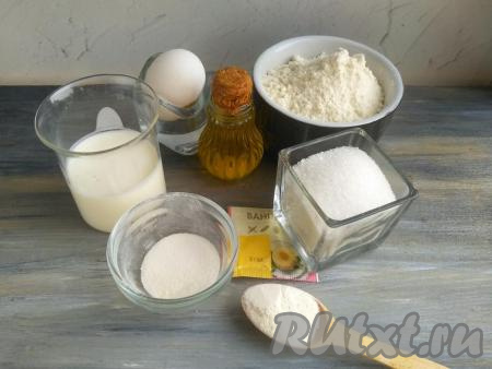 Подготовить продукты для приготовления пончиков на кефире без дрожжей на сковороде.