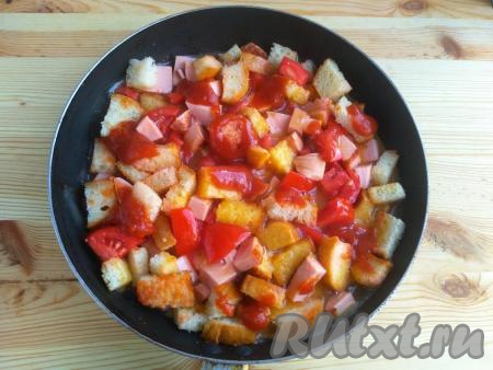 Влить яичную массу в сковороду, накрыть крышкой, готовить ленивую пиццу 2 минуты на медленном огне.