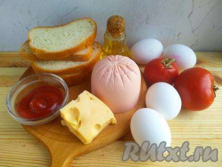 Подготовить ингредиенты для приготовления ленивой пиццы на батоне на сковороде.