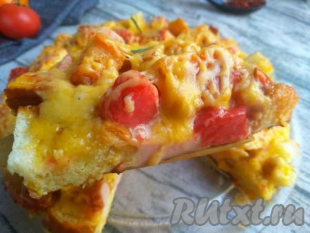 Ленивую пиццу, приготовленную на батоне на сковороде, переложить на тарелку для подачи, украсить зеленью и подать к столу. Это сытное, аппетитное блюдо станет отличным завтраком или перекусом! Взяв идею за основу, можно импровизировать и придумывать свои рецепты пиццы.Приятного аппетита!