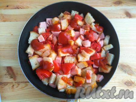 Выложить сверху кетчуп, не перемешивать.