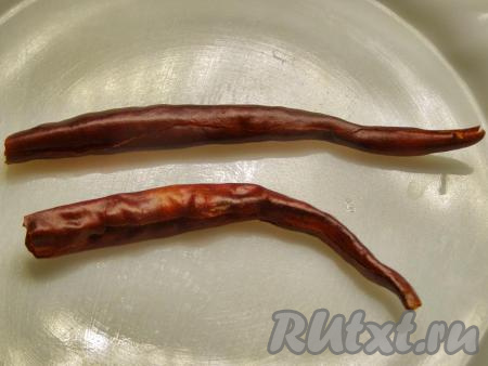 Перец чили освобождаем от семян. Можно использовать как свежий, так и засушенный перец чили.