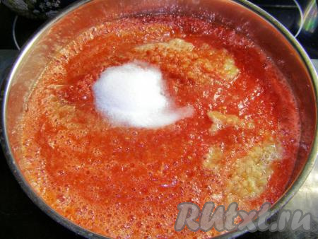 Помидоры, болгарский перец, чеснок и перец чили вперемешку перекручиваем через мясорубку. Переливаем получившуюся массу в глубокую кастрюлю (объёмом не менее 5 литров), добавляем соль и тщательно перемешиваем.