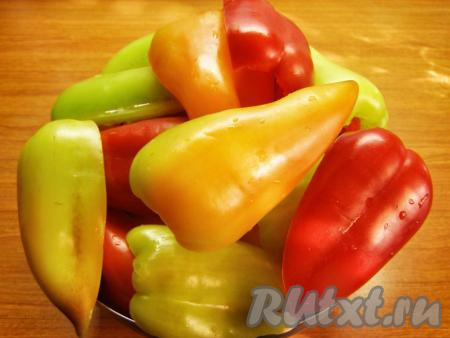 Болгарский перец моем, также разрезаем на 2-4 части и вырезаем семенную коробочку.