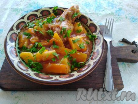 Готовое блюдо перед подачей посыпаем измельченной зеленью. В моем случае это веточка петрушки, но можно использовать и укроп.