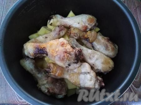 А пока выкладываем в чашу мультиварки нарезанный картофель и обжаренные ножки курицы.
