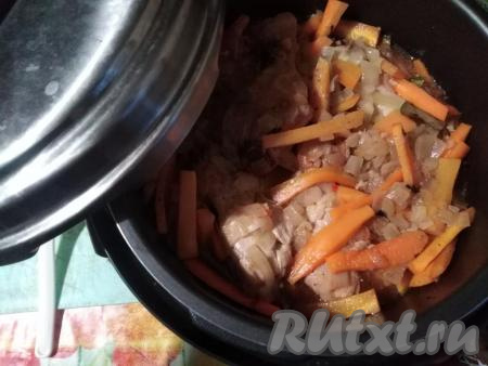 Готовим жаркое из курицы с картошкой в мультиварке, закрыв крышку, 40 минут при закрытом клапане, установив режим "Тушение".