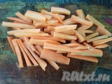 Затем очищаем от кожуры морковку и нарезаем крупной соломкой. Мелко резать не стоит, так как при тушении она разварится. Морковь, нарезанная, как на фото, после тушения остаётся плотненькой, но не твёрдой.