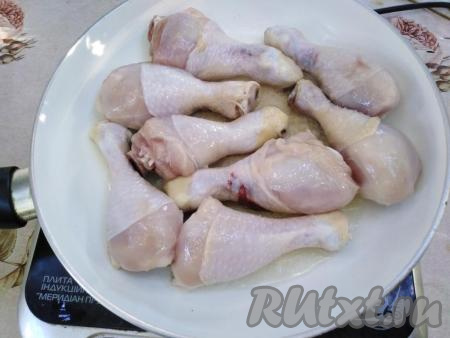 Я для этого блюда взяла куриные ножки, но можно приготовить жаркое из любых частей курицы.&nbsp;Ножки сначала промываем под струёй холодной воды, после просушиваем от влаги, добавляем 1 чайную ложку соли. Втираем соль в кусочки курицы. Выкладываем ножки (или другие части курочки) на сковороду, разогретую с растительным маслом и обжариваем на среднем огне с одной стороны в течение 4 минут (до лёгкой румяности), затем переворачиваем кусочки курицы и жарим с другой стороны минут 5. Также можно пожарить всё и в мультиварке на функции "Жарка".