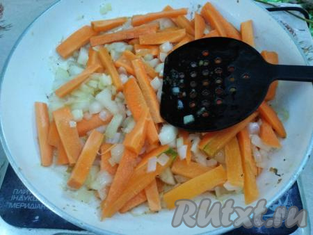 Обжарив куриные ножки, перекладываем их со сковороды на тарелку и готовим зажарку. В этой же сковороде, не моя её от курицы (остатки куриного жира впитает в себя наша зажарка), обжариваем на среднем огне до мягкости (в течение 7 минут) на растительном масле лук и морковку, помешивая.