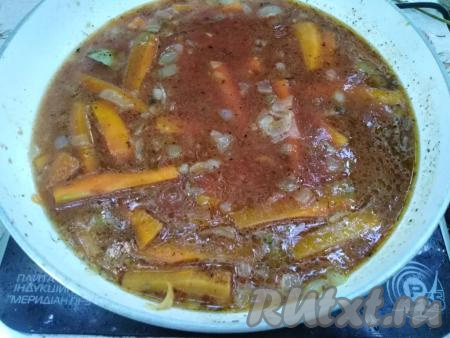 Перемешиваем содержимое сковородки и,&nbsp;дав закипеть,  томим овощную зажарку на медленном огне 6 минут.