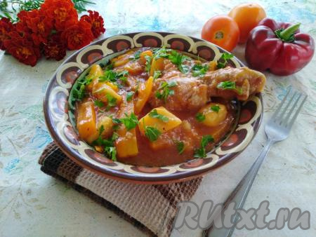 Жаркое из курицы с картошкой подать к столу горячим, дополнив&nbsp;свежими овощами. Благодаря тому, что блюдо готовилось в мультиварке, оно получается необыкновенно вкусным, напоминающим томлёное в печи.