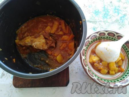 Готовое горячее жаркое, открыв крышку мультиварки и спустив пар, раскладываем в порционные тарелочки.