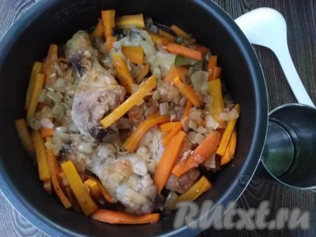 Затем выкладываем нашу овощную зажарку. Заливаем 1,5 стаканами воды и аккуратно перемешиваем содержимое специальной ложкой для мультиварки, чтобы не поцарапать ёмкость.