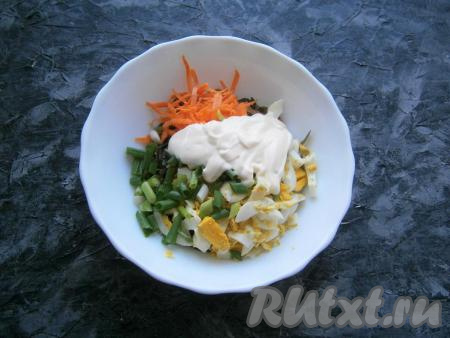 Сюда же&nbsp;добавить майонез и нарезанный зелёный лук.