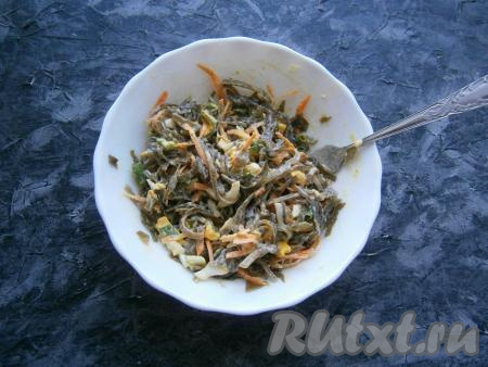 Тщательно перемешать все ингредиенты салата между собой.