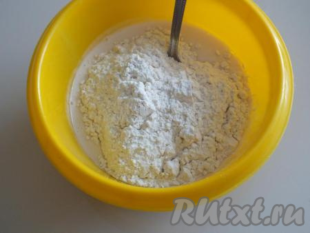 В получившуюся смесь добавьте муку.