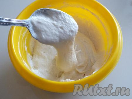 Энергично перемешайте тесто, оно должно получиться однородным, тягучим, медленно "сползающим" с ложки (как на фото).